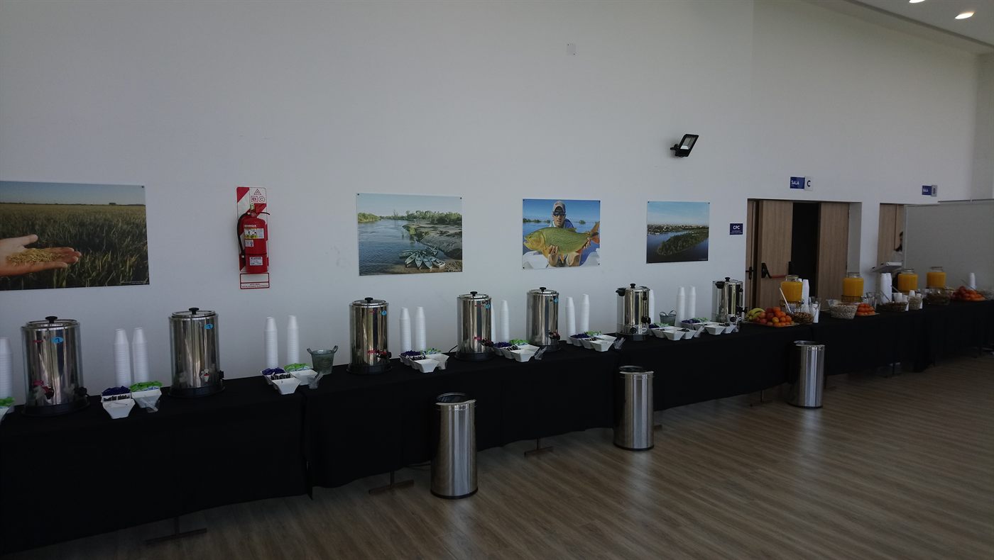Dispensadores de jugo y bebidas frías en una recepción
